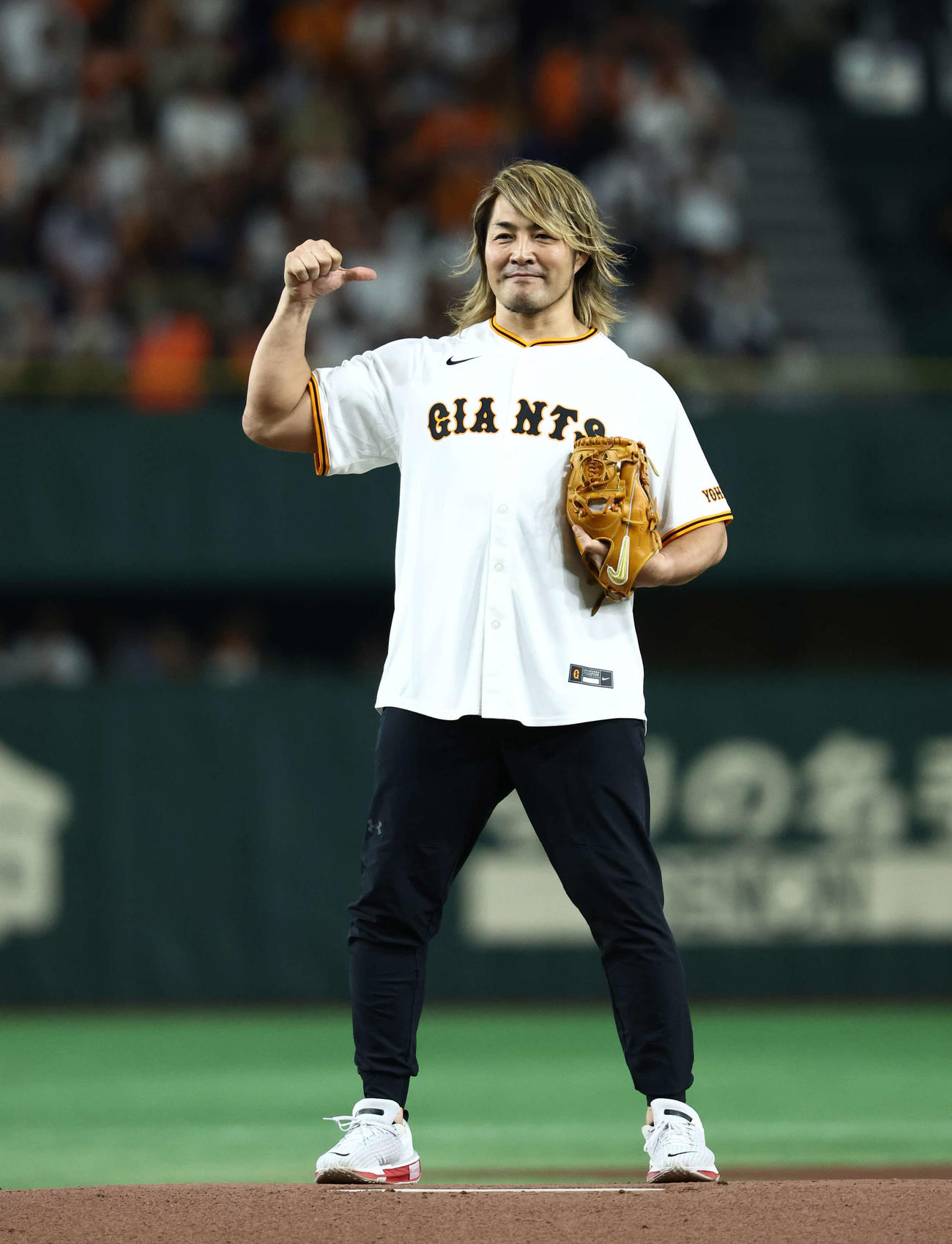 巨人対広島　開始前、ファーストピッチを務める新日本プロレス棚橋（撮影・河田真司）