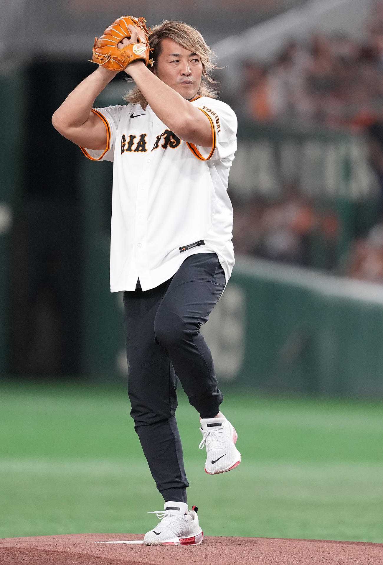 巨人対広島　ファーストピッチで投球する棚橋弘至（撮影・鈴木みどり）