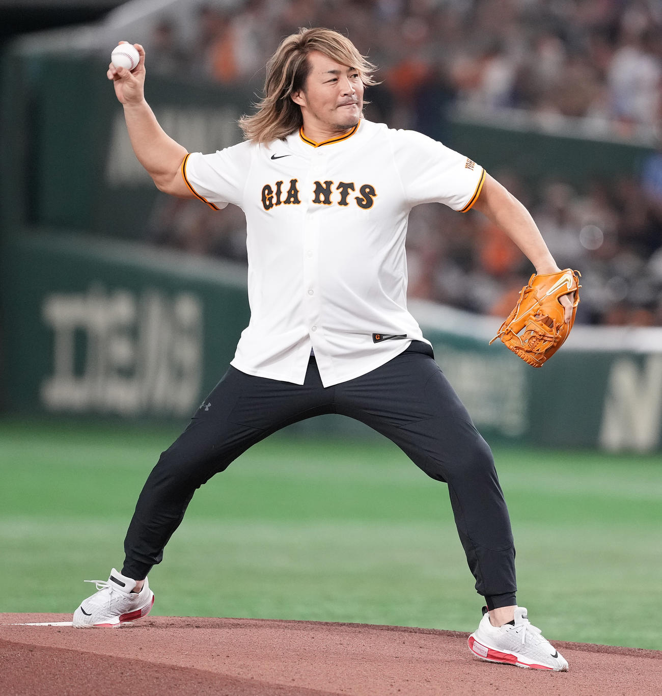 巨人対広島　ファーストピッチで投球する棚橋弘至（撮影・鈴木みどり）