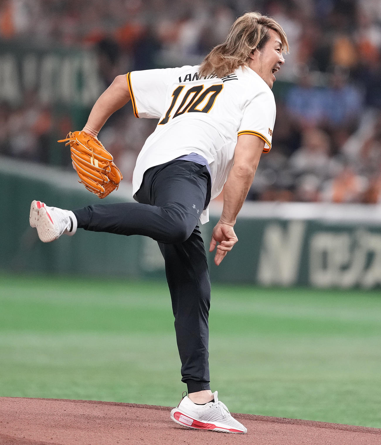 巨人対広島　ファーストピッチで投球する棚橋弘至（撮影・鈴木みどり）
