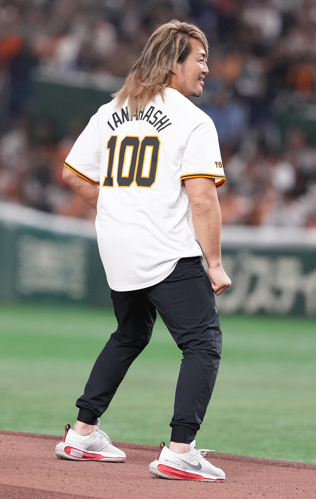 巨人対広島　ファーストピッチで投球する棚橋弘至（撮影・鈴木みどり）