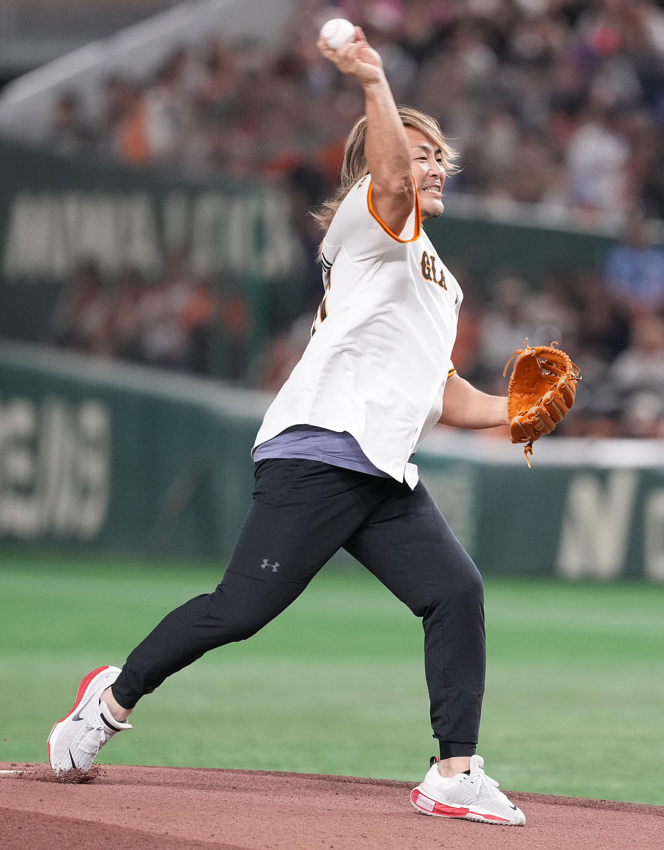 巨人対広島　ファーストピッチで投球する棚橋弘至（撮影・鈴木みどり）