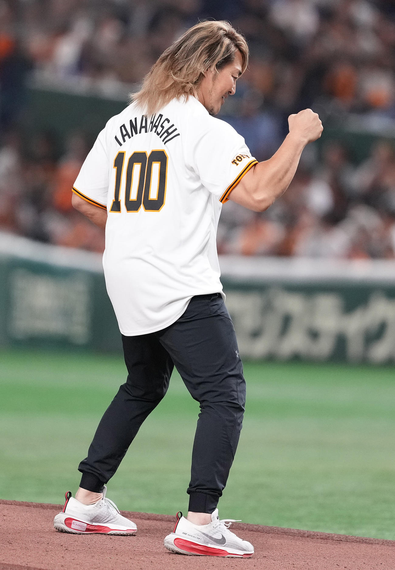巨人対広島　ファーストピッチで投球し、ガッツポーズの棚橋弘至（撮影・鈴木みどり）