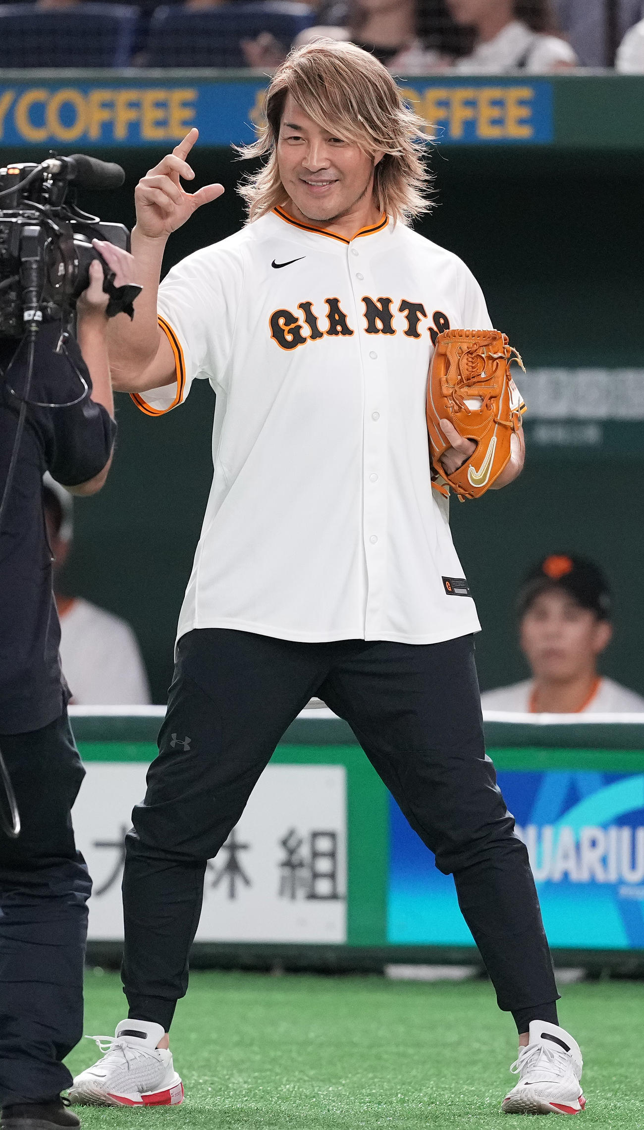 巨人対広島　ファーストピッチ前にポーズを決める棚橋弘至（撮影・鈴木みどり）
