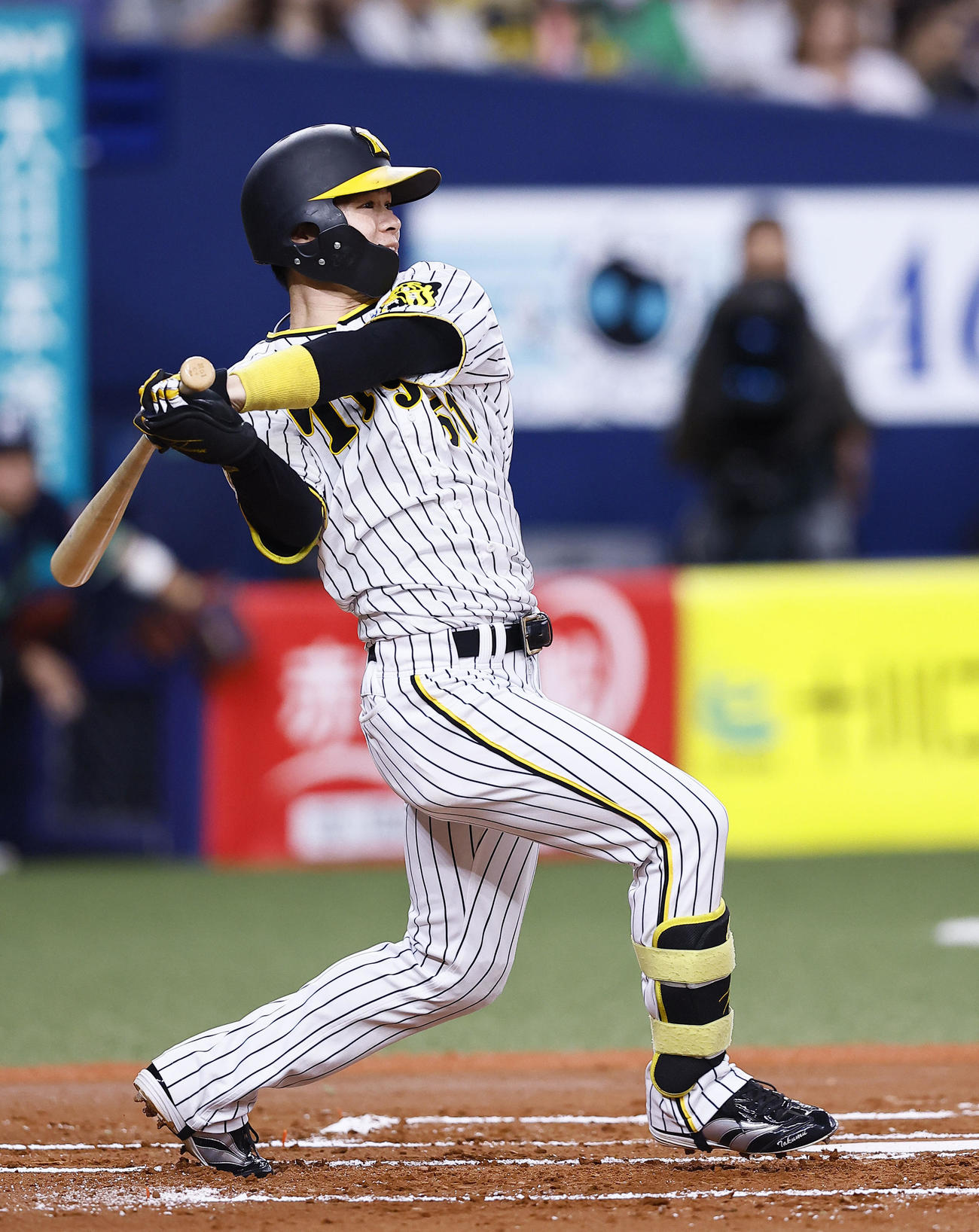 阪神対ヤクルト　1回裏阪神1死、中野は右翼線に二塁打を放つ（撮影・藤尾明華）
