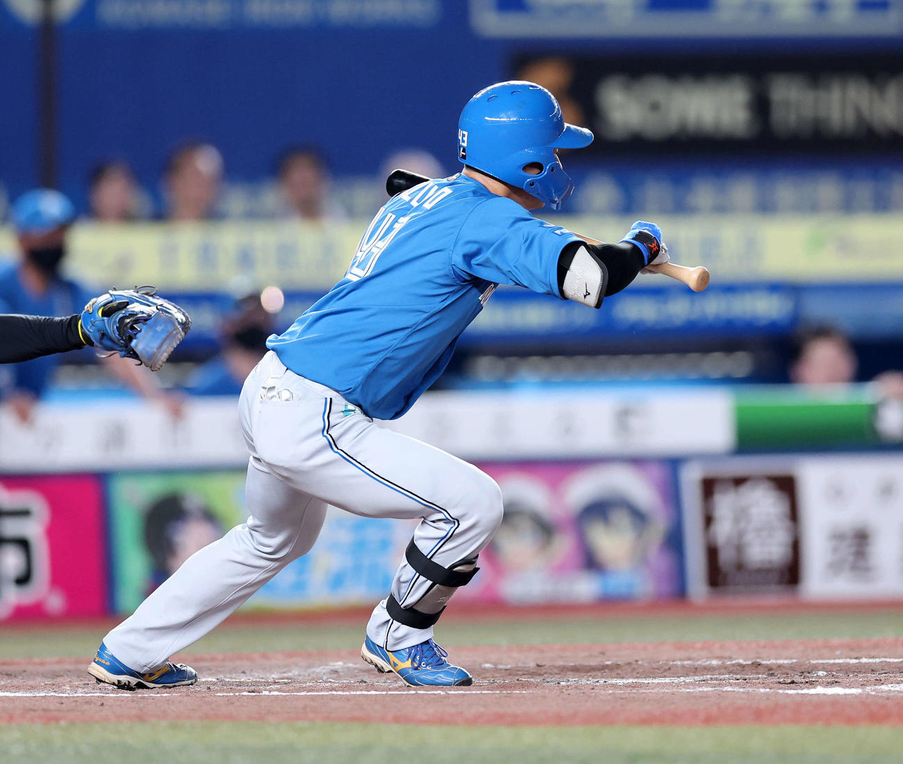ロッテ対日本ハム　3回表日本ハム無死二塁、水野は三塁前にバントを決める（撮影・鈴木正人）