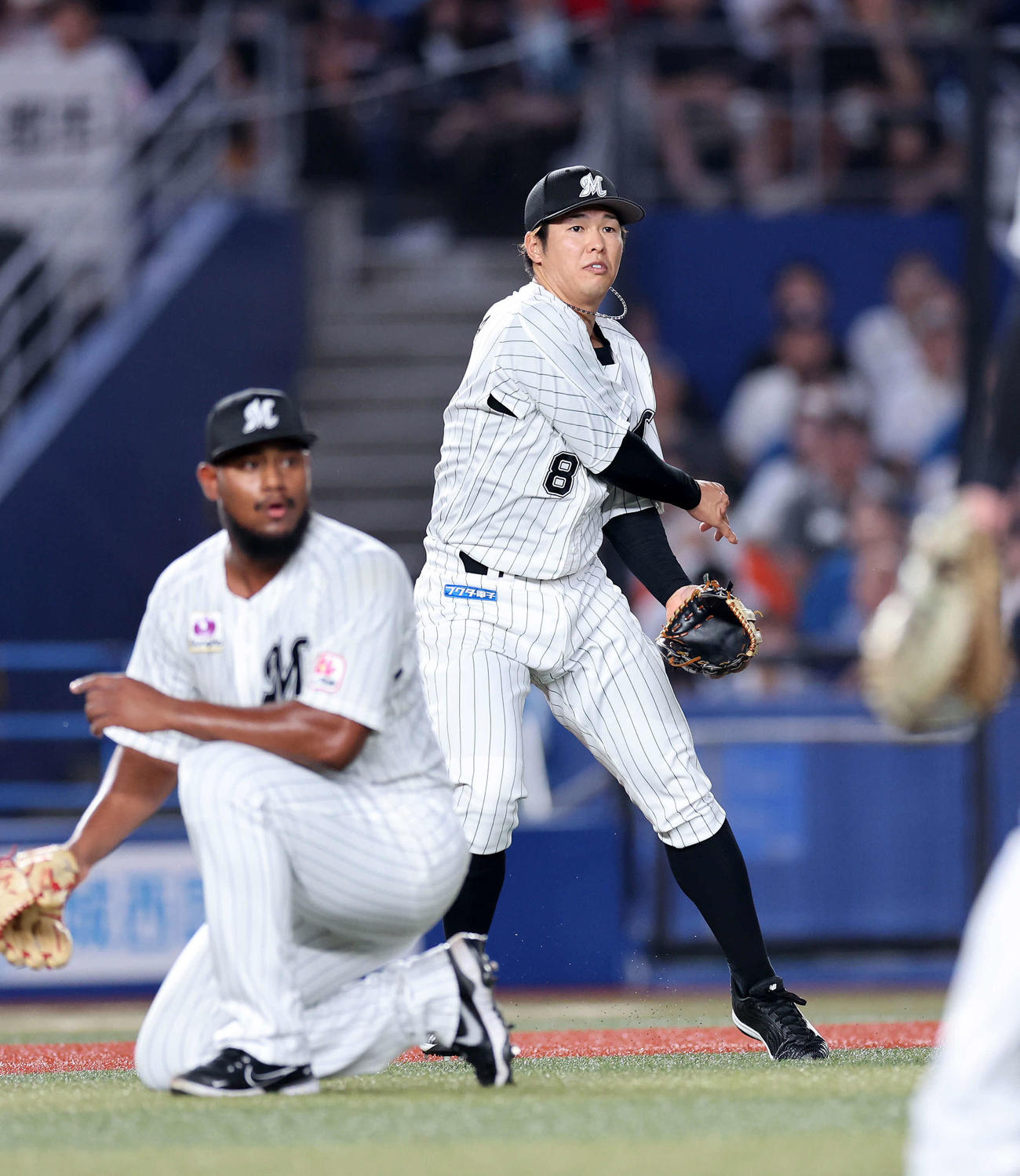 ロッテ対日本ハム　3回表日本ハム無死二塁、水野の打球を悪送球したロッテ中村奨（右）（撮影・鈴木正人）