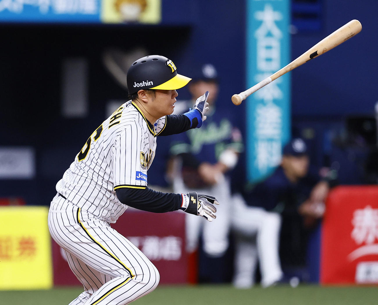 阪神対ヤクルト　2回裏阪神1死二塁、西勇は中越えに適時二塁打を放つ（撮影・藤尾明華）