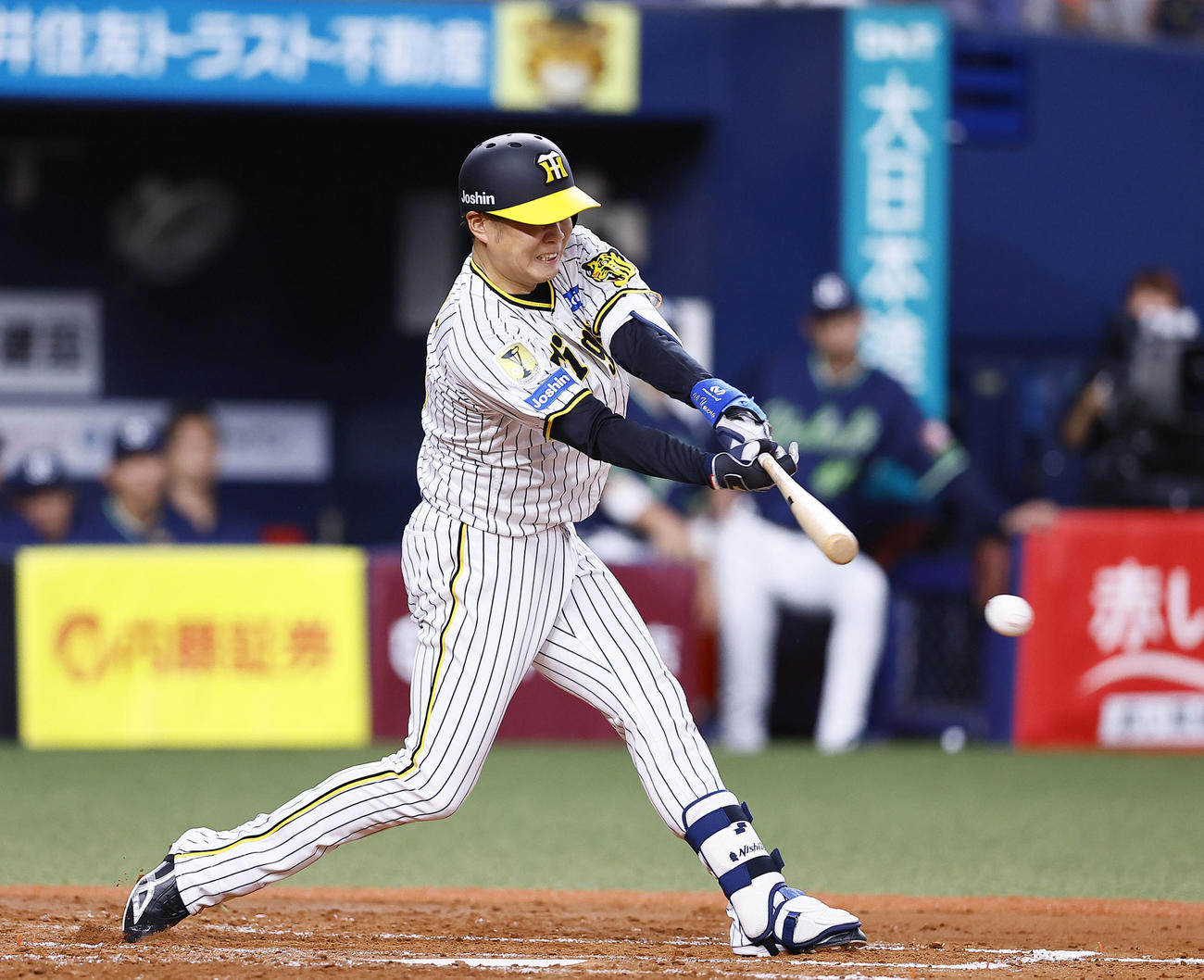 阪神対ヤクルト　3回裏阪神2死一、二塁、西勇は左前打を放つ（撮影・藤尾明華）