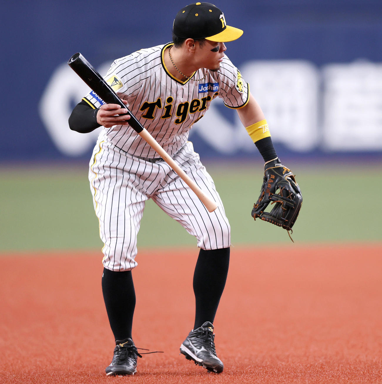 阪神対ヤクルト　6回表ヤクルト1死三塁、佐藤輝はオスナが飛ばしたバットを拾い投げる振りをする（撮影・上山淳一）