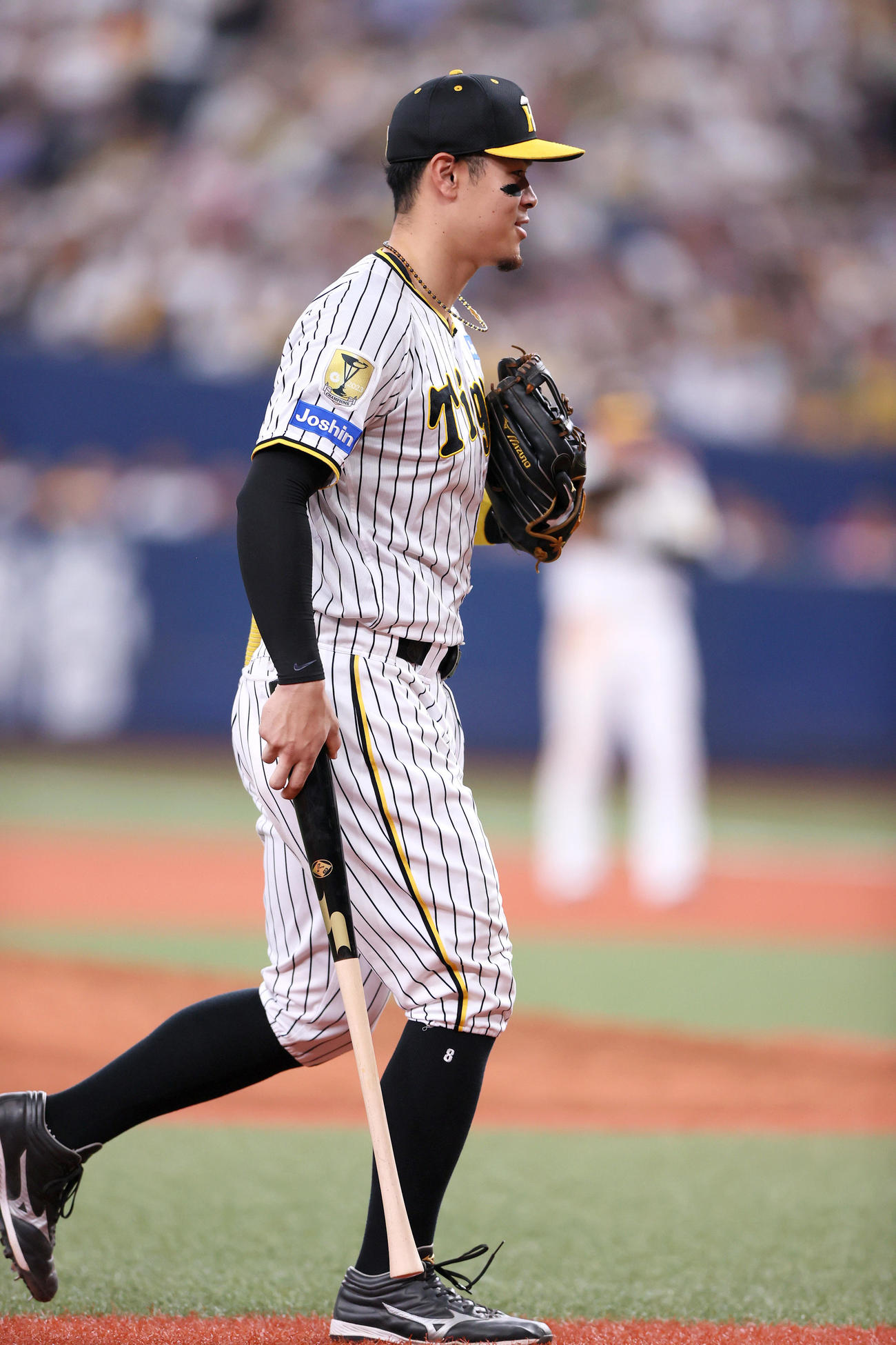 阪神対ヤクルト　6回表ヤクルト1死三塁、佐藤輝はオスナが飛ばしたバットを拾う（撮影・上山淳一）