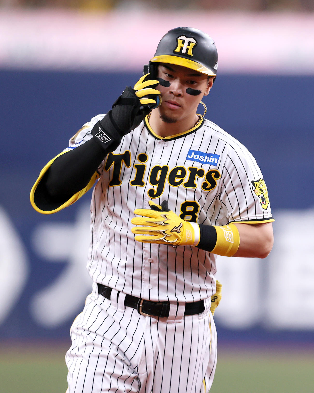 阪神対ヤクルト　6回裏阪神無死一塁、佐藤輝は右越え2点本塁打を放ちダイヤモンドを1周する（撮影・上山淳一）