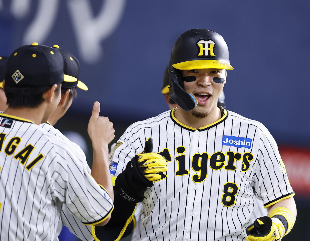 阪神対ヤクルト　6回裏阪神無死一塁、佐藤輝は右越え2点本塁打を放ちナインに迎えられる（撮影・藤尾明華）