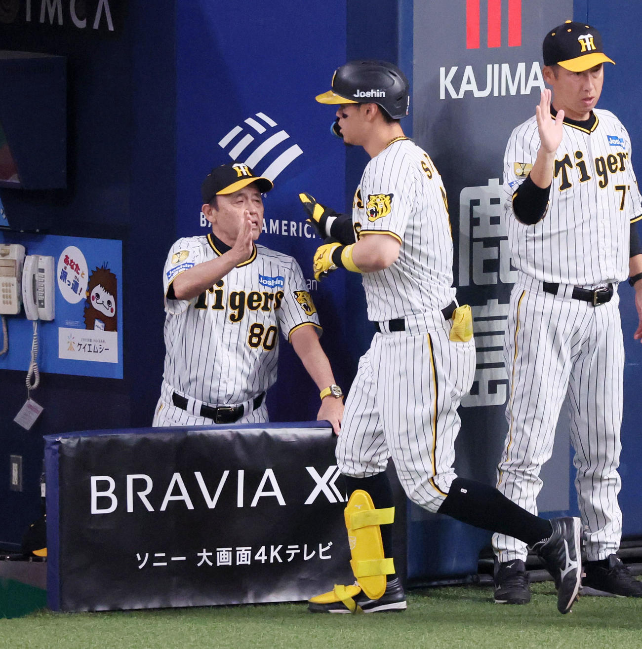 阪神対ヤクルト　6回裏阪神無死一塁、右越え2点本塁打を放った佐藤輝（右）を迎える岡田監督（撮影・加藤哉）