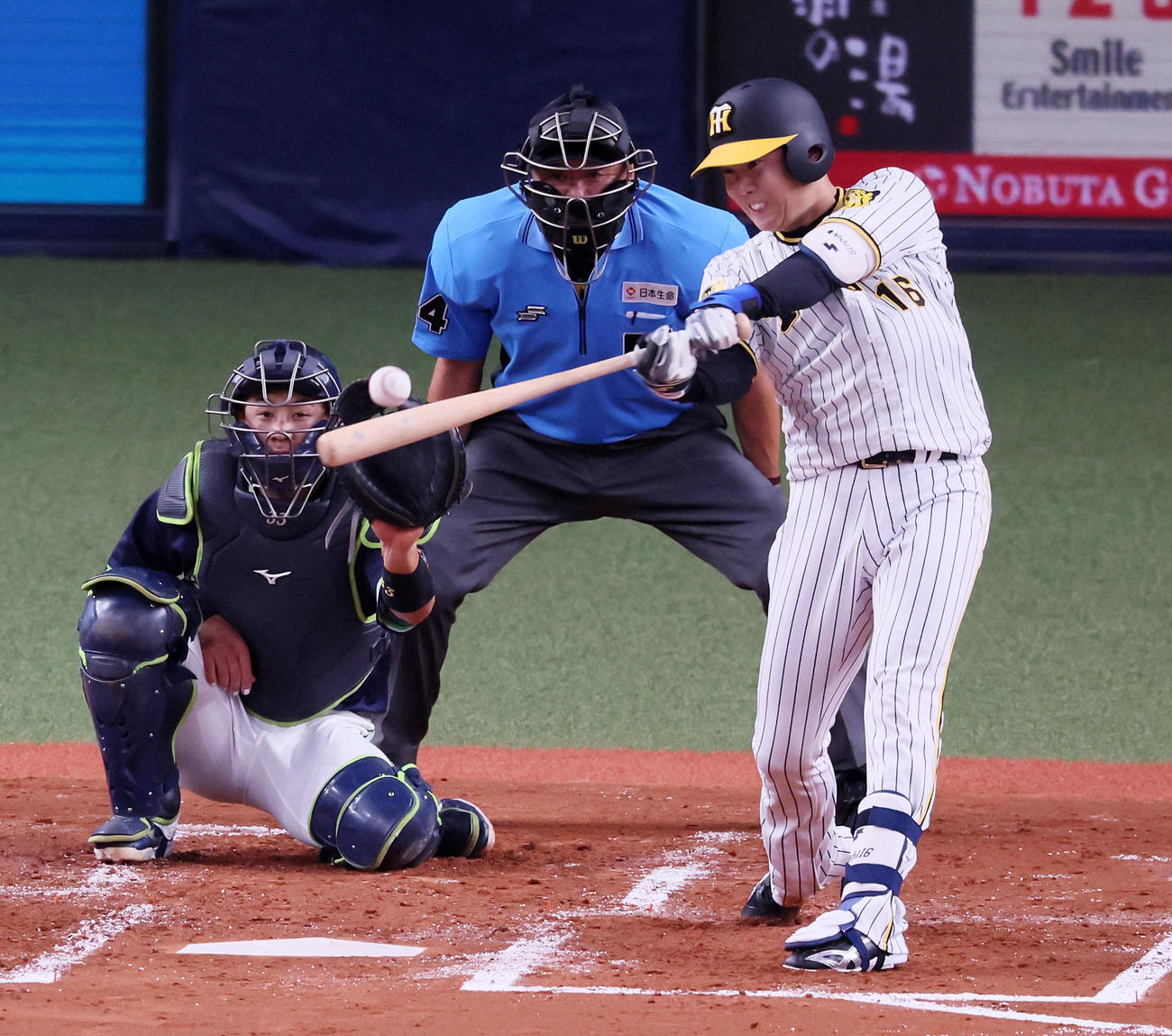 阪神対ヤクルト　2回裏阪神1死二塁、西勇は中適時二塁打を放つ（撮影・加藤哉）