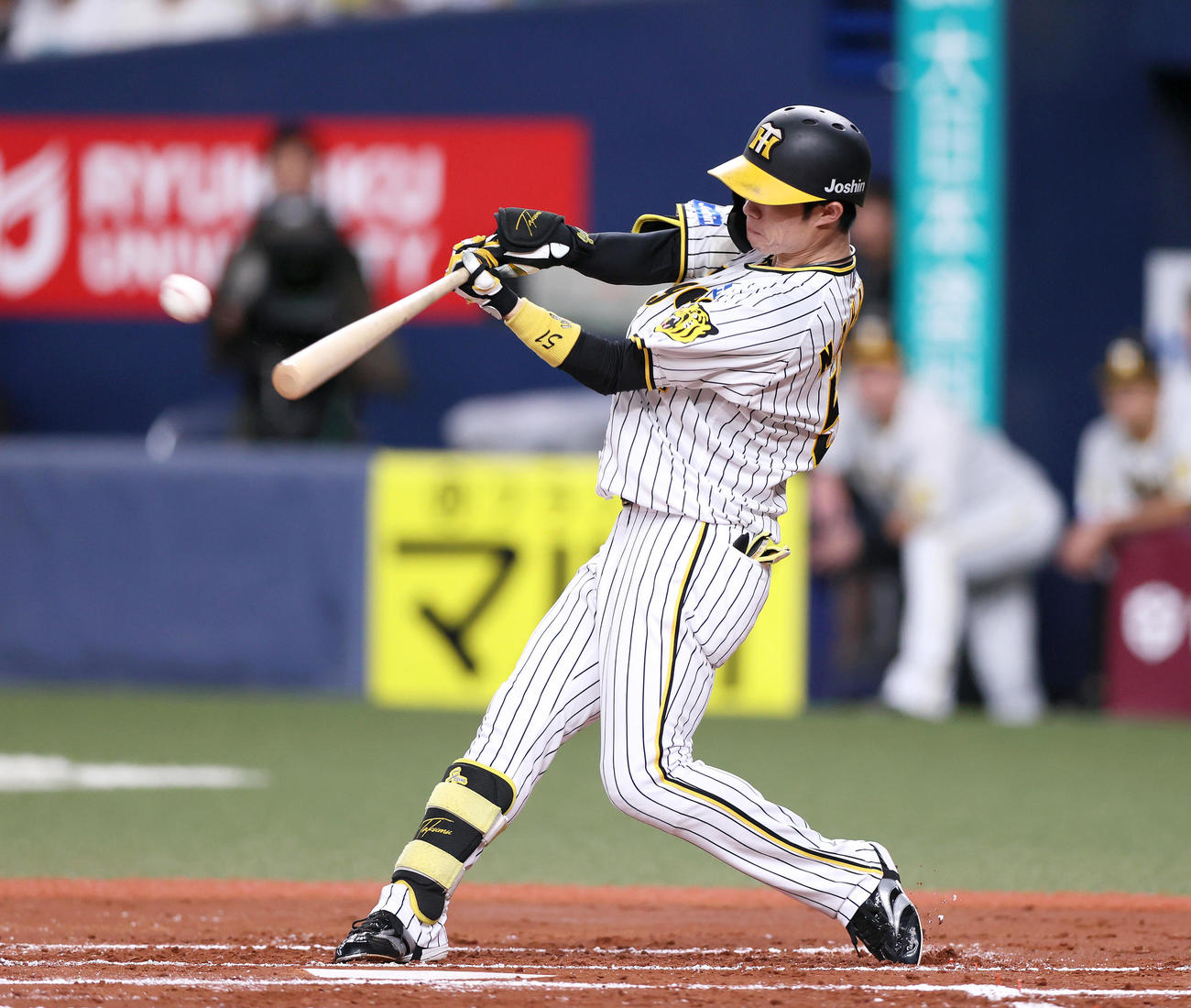 阪神対ヤクルト　1回裏阪神1死、中野は右二塁打を放つ（撮影・上山淳一）