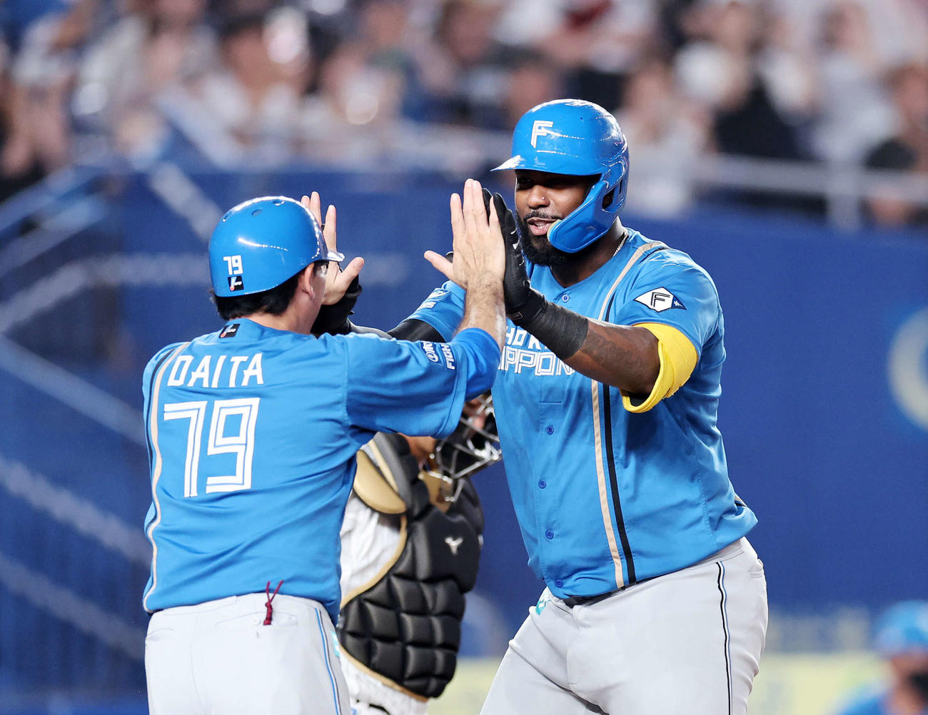 ロッテ対日本ハム　4回表日本ハム無死一塁、レイエス（右）は左越え2点本塁打を放ち代田コーチとタッチ（撮影・鈴木正人）