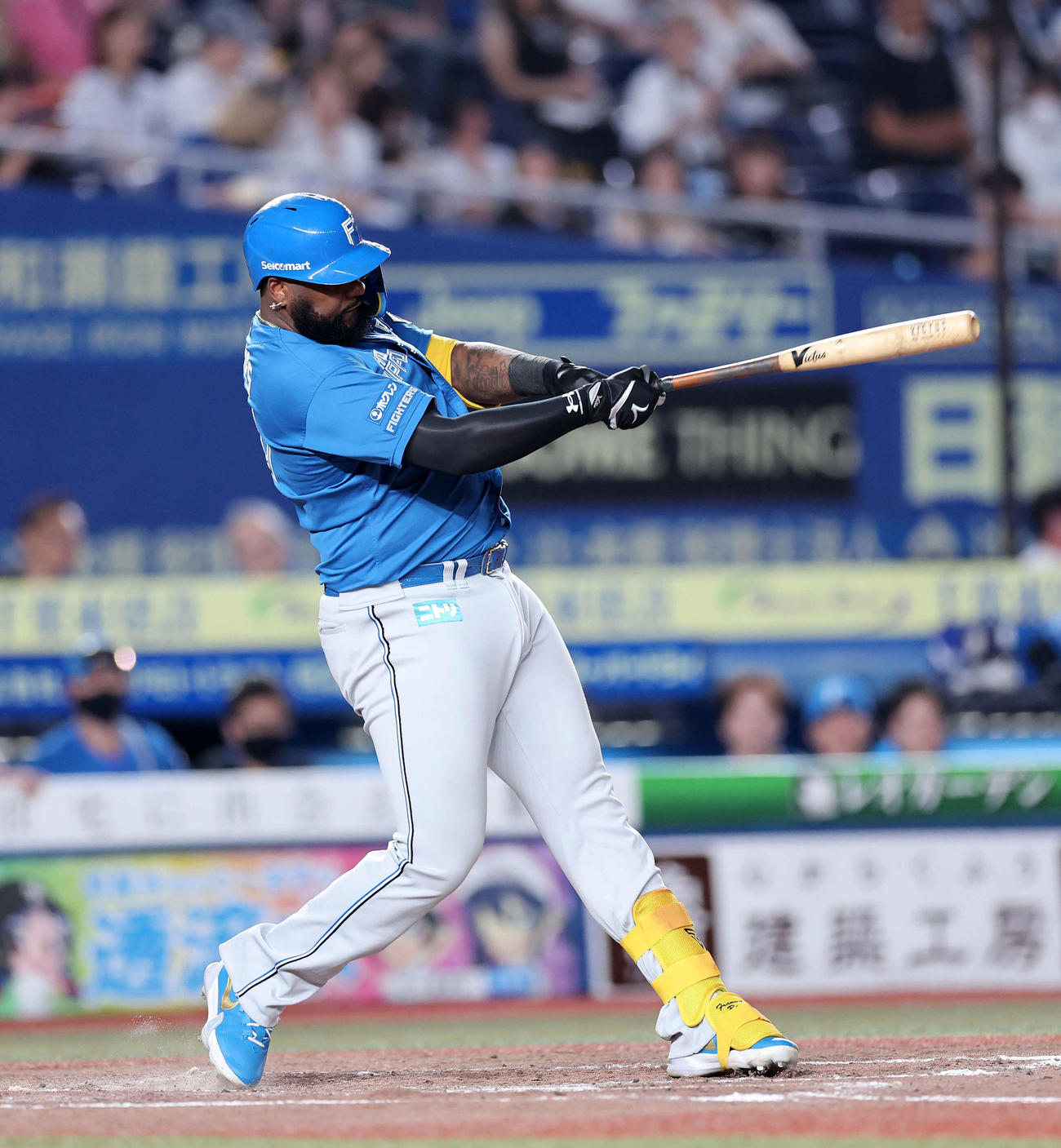 ロッテ対日本ハム　4回表日本ハム無死一塁、レイエスは左越え2点本塁打を放つ（撮影・鈴木正人）