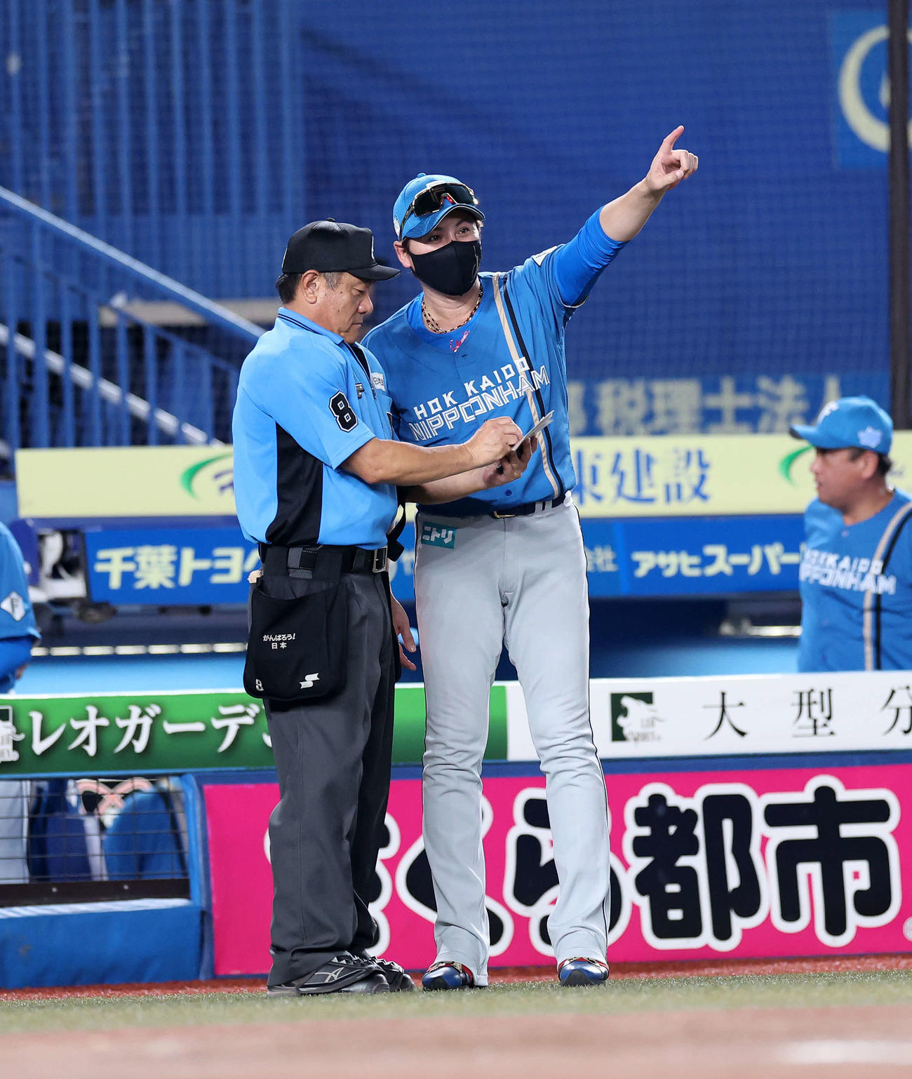 ロッテ対日本ハム　8回裏、選手交代を告げる日本ハム新庄監督（撮影・鈴木正人）