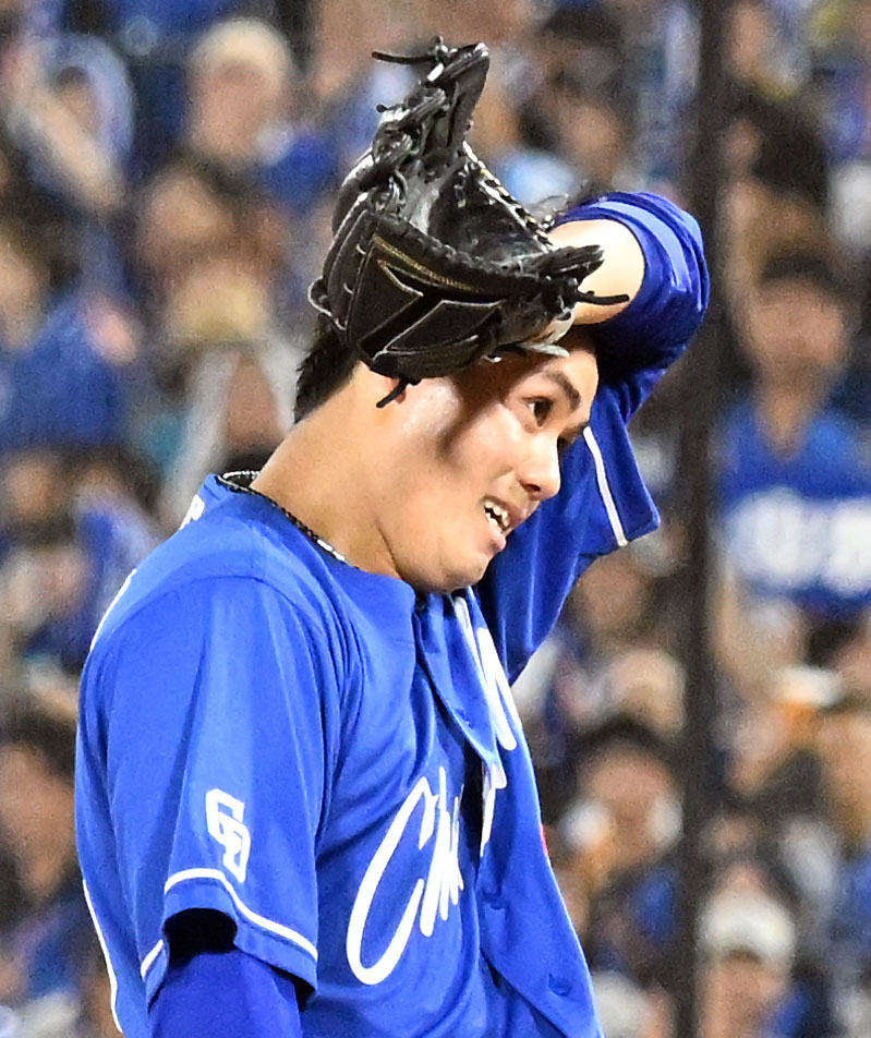 DeNA対中日　3回裏DeNA無死満塁、山本に押し出しの四球を与え、汗を拭う中日松木平（撮影・千葉一成）