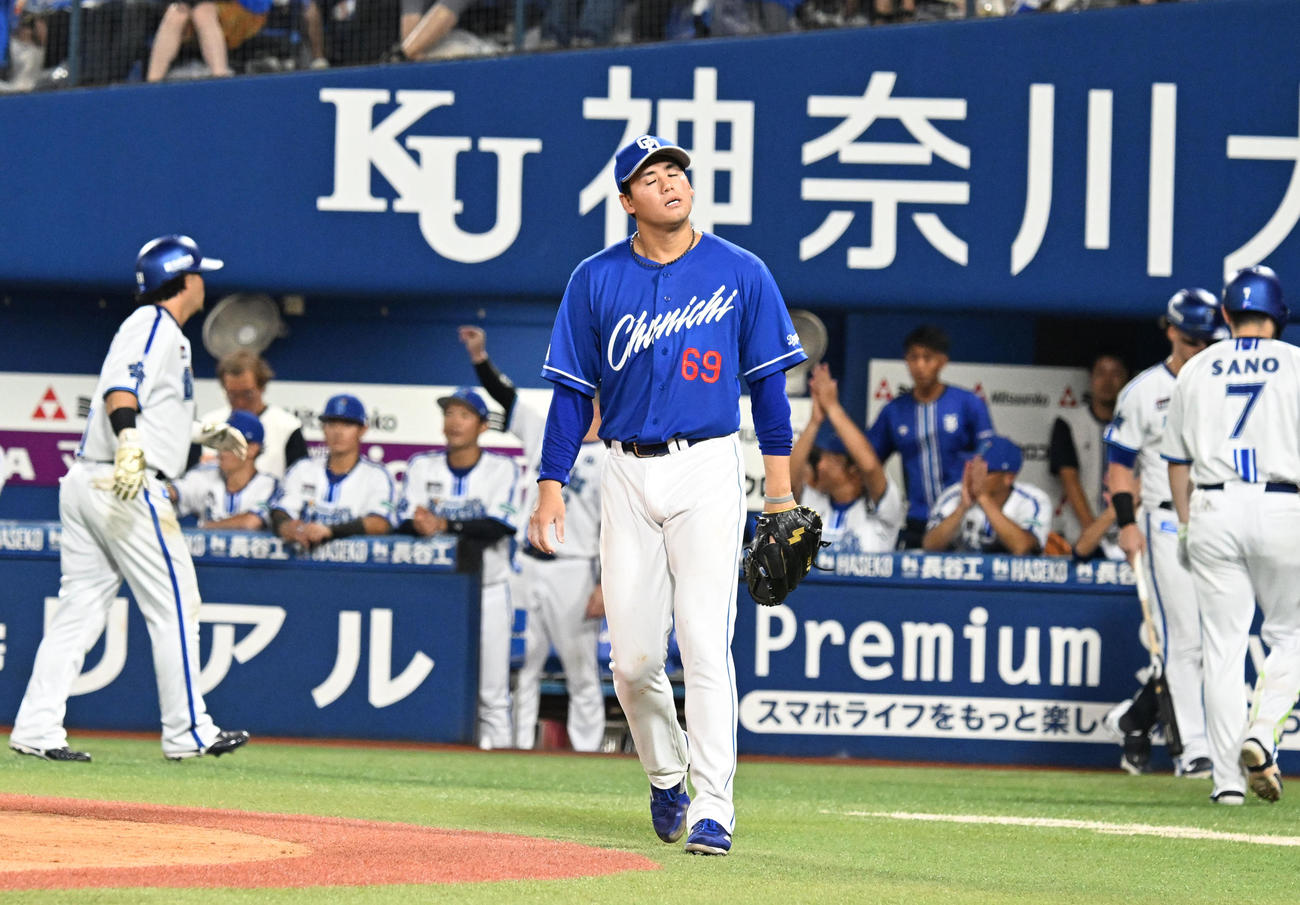 DeNA対中日　3回裏DeNA無死満塁、京田の適時打で追加点を許した中日松木平（中央）（撮影・千葉一成）