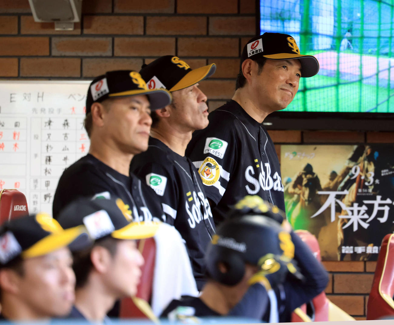 楽天対ソフトバンク　ベンチで苦笑するソフトバンク小久保監督（右）（撮影・浅見桂子）