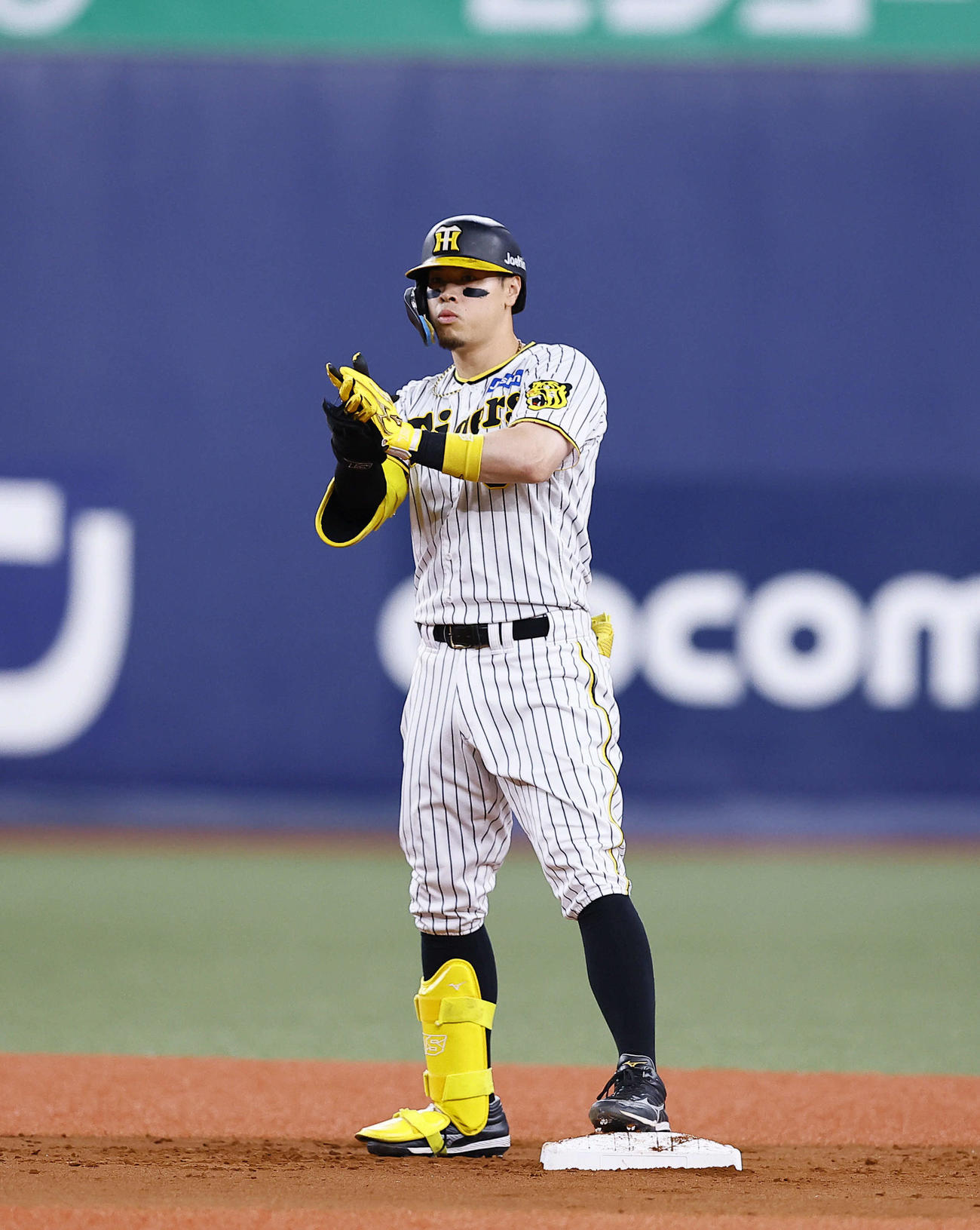 阪神対ヤクルト　1回裏阪神2死三塁、佐藤輝は左越えに適時二塁打を放ち手をたたく（撮影・藤尾明華）