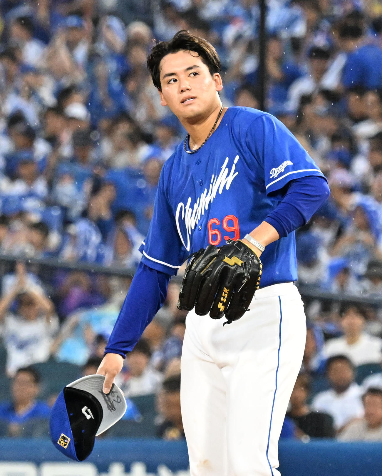 DeNA対中日　1回裏DeNA1死二、三塁、山本祐に死球を与え、満塁のピンチを招いた中日先発・松木平（撮影・千葉一成）