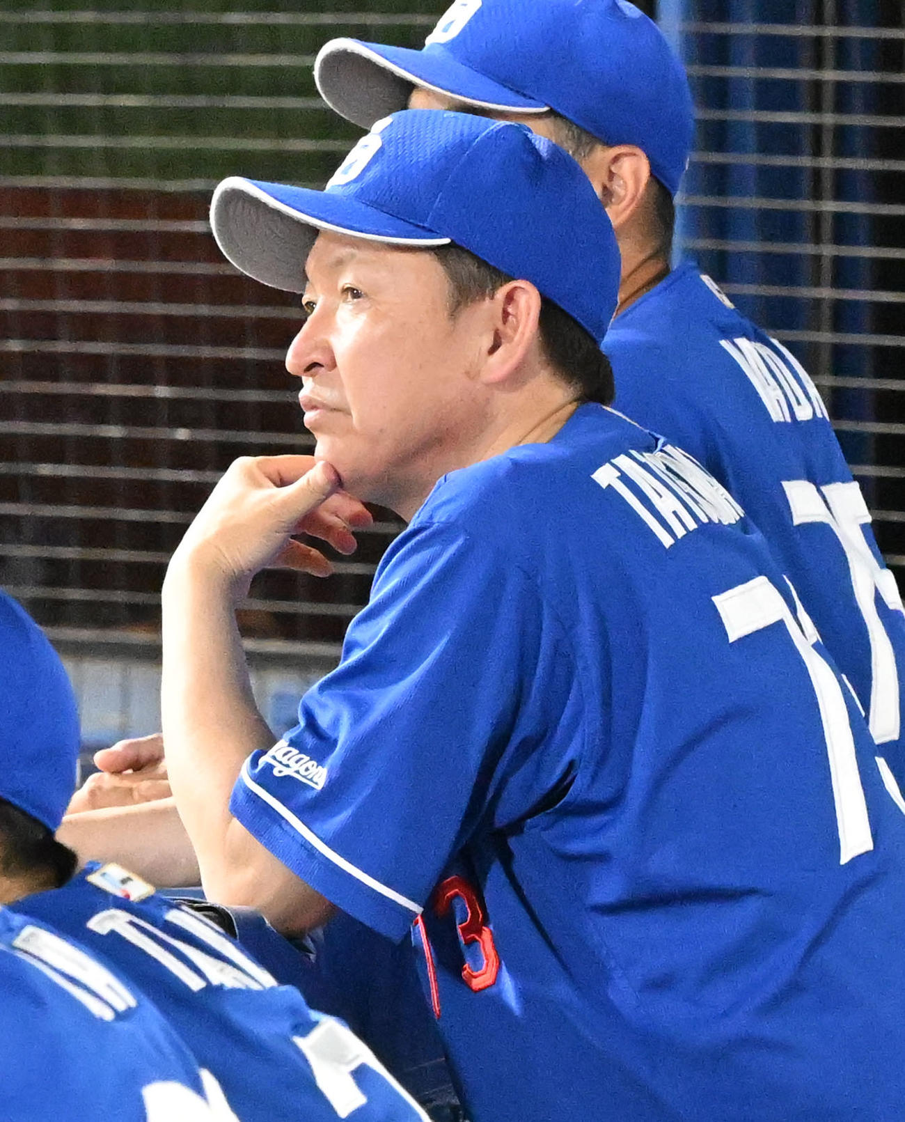 DeNA対中日　3回表、渋い表情で戦況を見つめる中日立浪監督（撮影・千葉一成）
