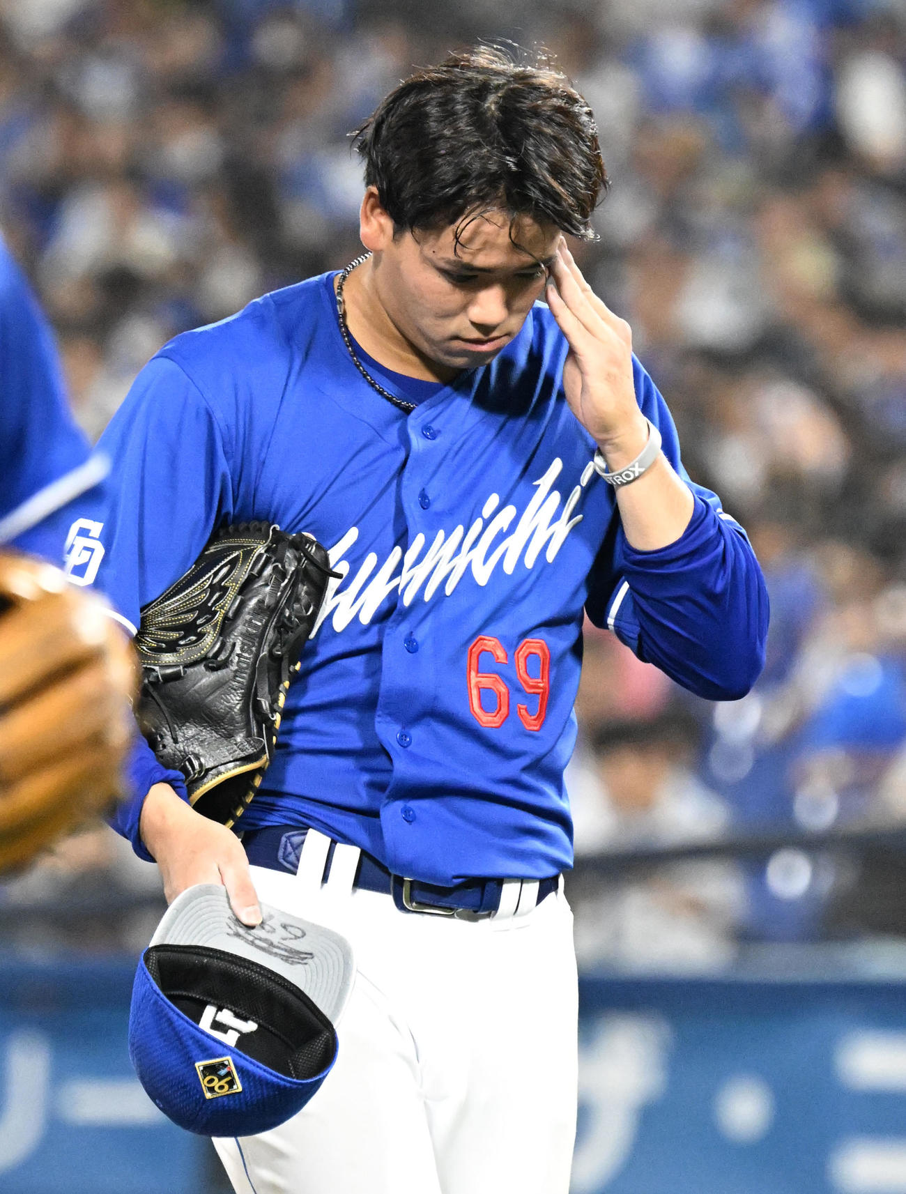 DeNA対中日　3点の追加点を許した3回の投球を終え、ベンチに戻る中日松木平（撮影・千葉一成）