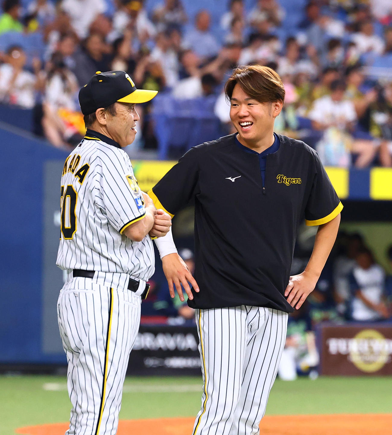 阪神対ヤクルト　勝利を飾り岡田彰布監督（左）と笑顔で言葉を交わす阪神西勇（撮影・藤尾明華）
