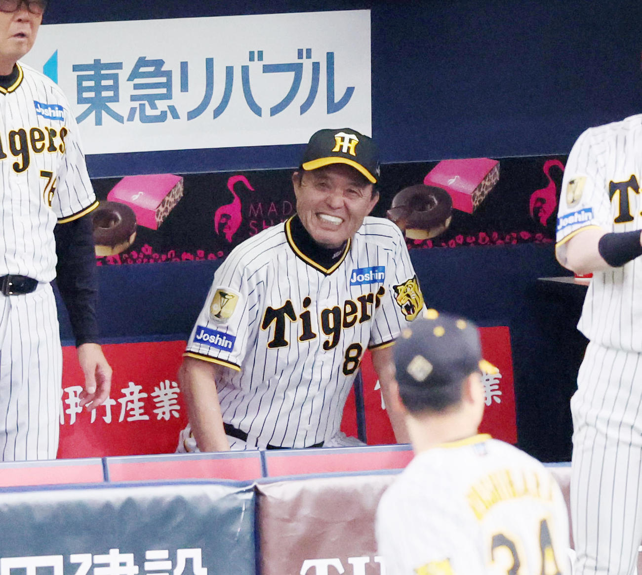 阪神対ヤクルト　7回表を終えベンチで笑顔を見せる岡田監督（撮影・加藤哉）