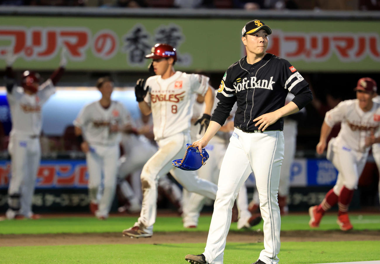楽天対ソフトバンク　9回裏楽天1死三塁、阿部にサヨナラ左適時打を許し、生還する辰己（後方）、喜ぶ楽天ベンチを背にぼう然とベンチに戻る松本裕（撮影・浅見桂子）