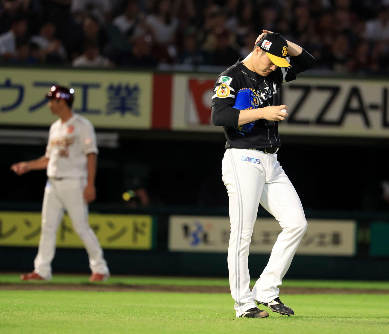 楽天対ソフトバンク　9回裏楽天1死二塁、辰己に右越え同点適時三塁打を許しがっくりの松本裕（撮影・浅見桂子）
