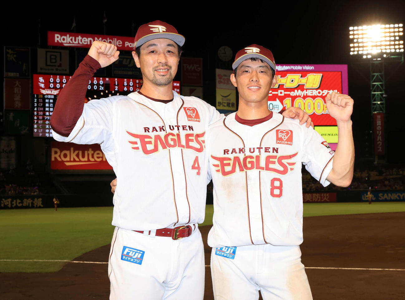 楽天対ソフトバンク　ヒーローインタビューで笑顔でガッツポーズする楽天阿部（左）と辰己（撮影・浅見桂子）