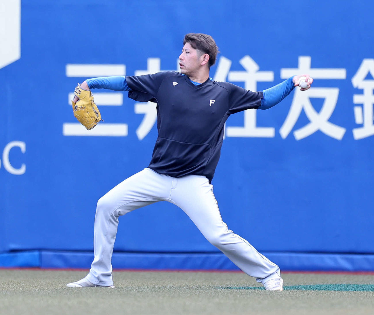 ロッテ対日本ハム　キャッチボールする日本ハム加藤貴（撮影・鈴木正人）
