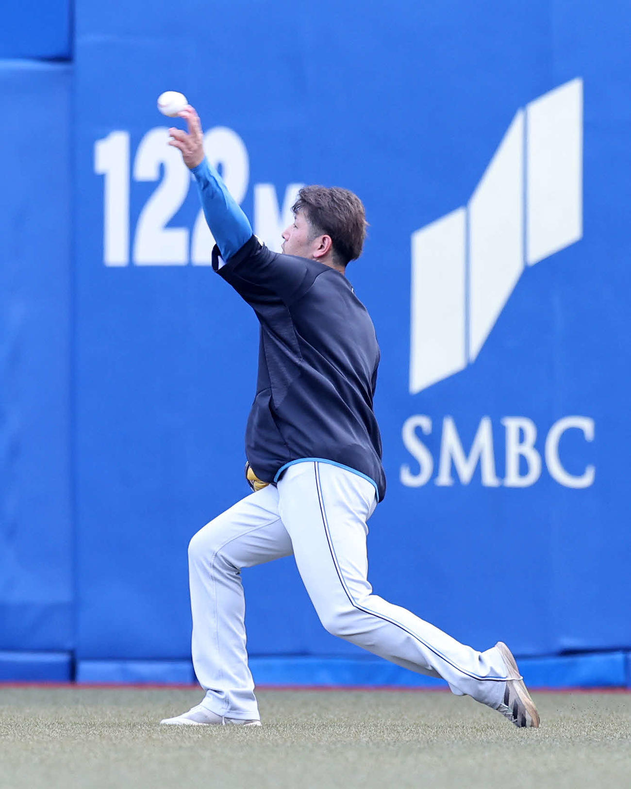 ロッテ対日本ハム　キャッチボールする日本ハム加藤貴（撮影・鈴木正人）