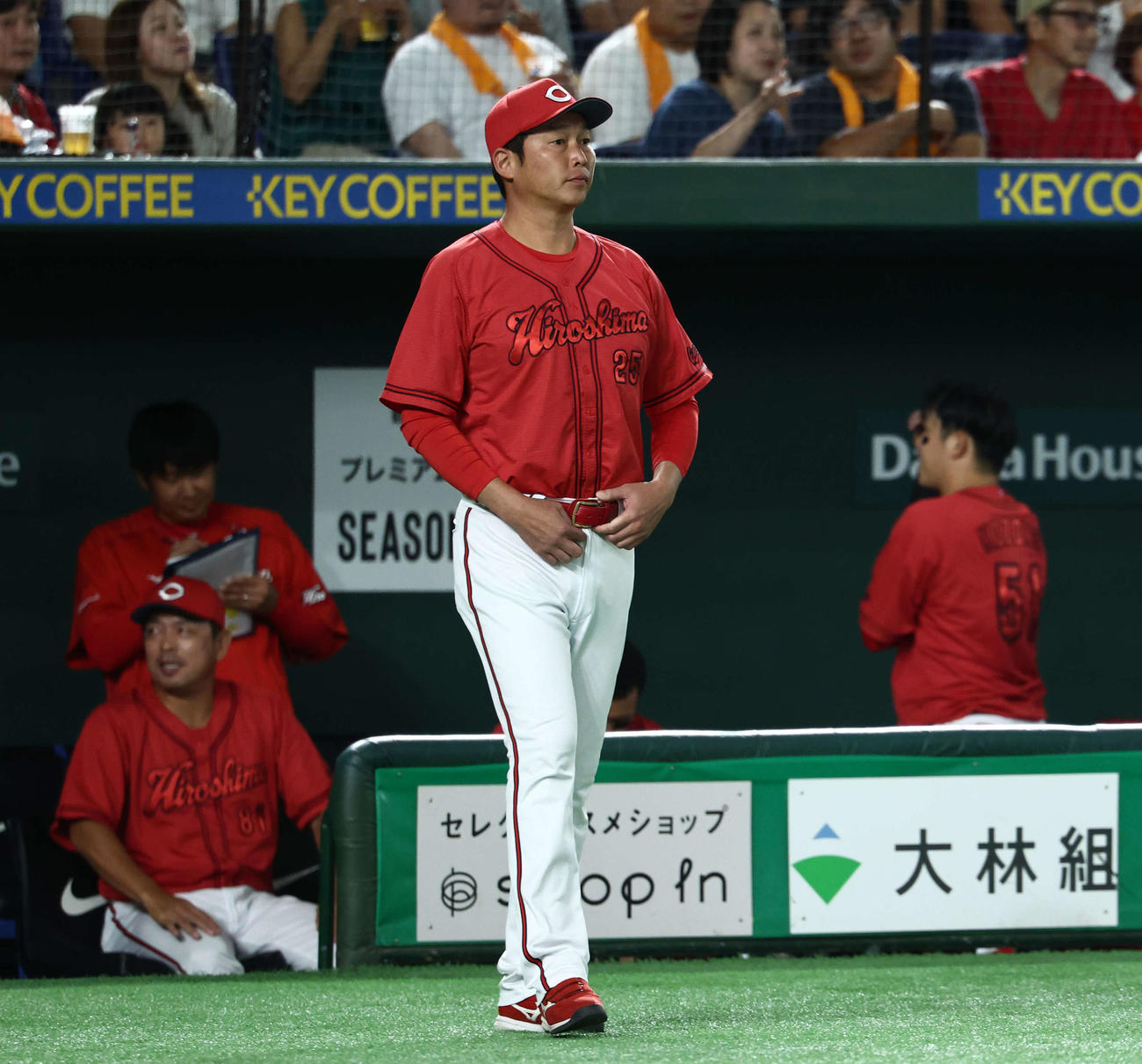 巨人対広島　8回表を終え、選手交代を告げる新井監督（撮影・河田真司）