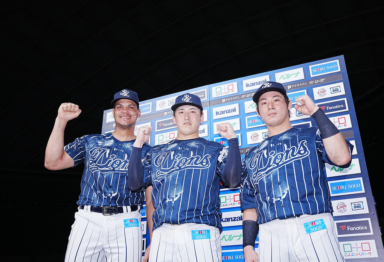西武対オリックス　お立ち台で写真に納まる西武のアブレイユ（左）、隅田（中央）、岸（撮影・垰建太）