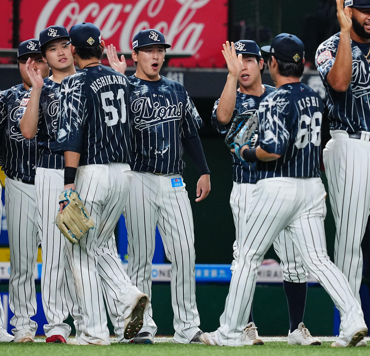 西武対オリックス　オリックスに連勝し勝利投手の西武隅田（中央）は岸（右）らナインを笑顔で出迎える（撮影・垰建太）