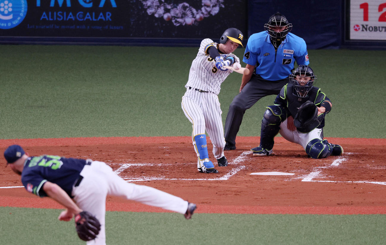 阪神対ヤクルト　2回裏阪神1死二塁、近本は右前打を放つ。投手サイスニード（撮影・加藤哉）