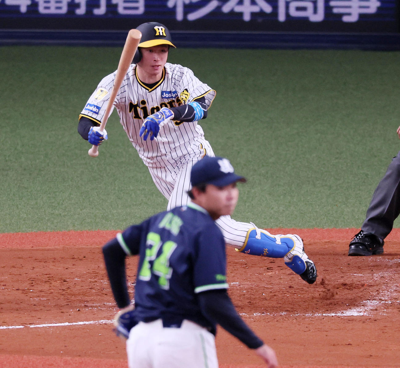 阪神対ヤクルト　5回裏阪神2死二、三塁、近本は遊適時内野安打を放つ。投手星（撮影・加藤哉）