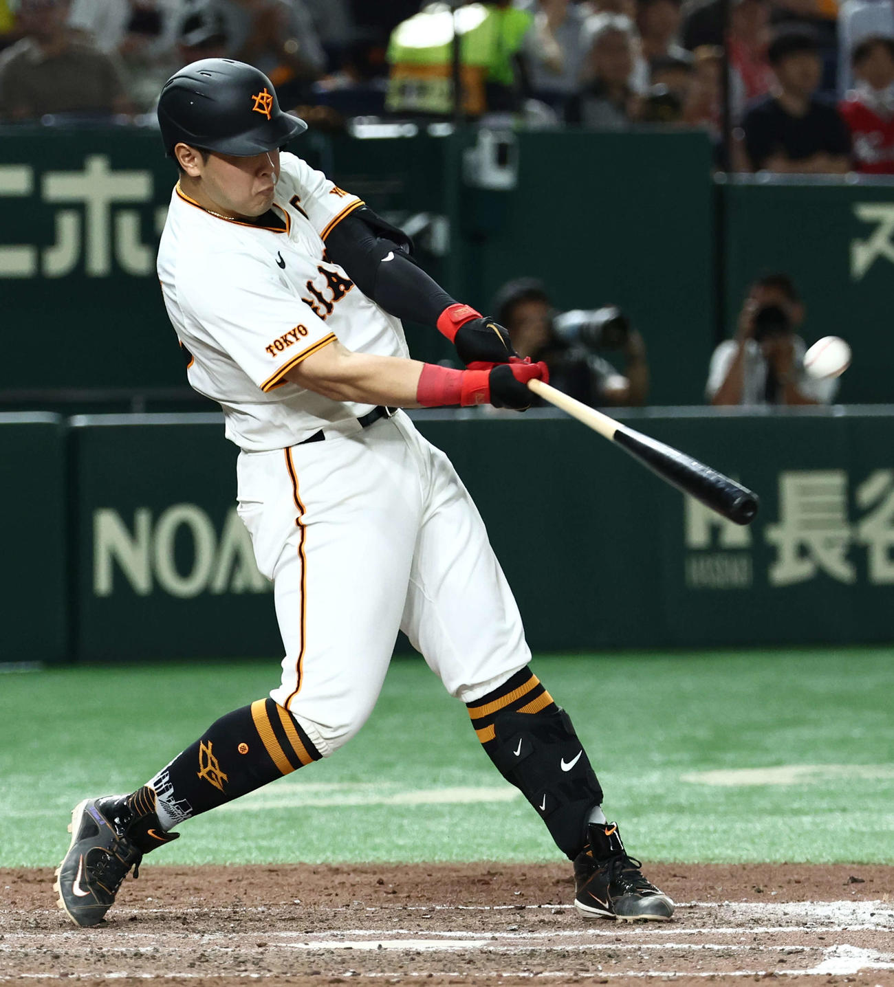 巨人対広島　8回裏巨人無死二、三塁、左越え勝ち越し3点本塁打を放つ岡本和（撮影・河田真司）