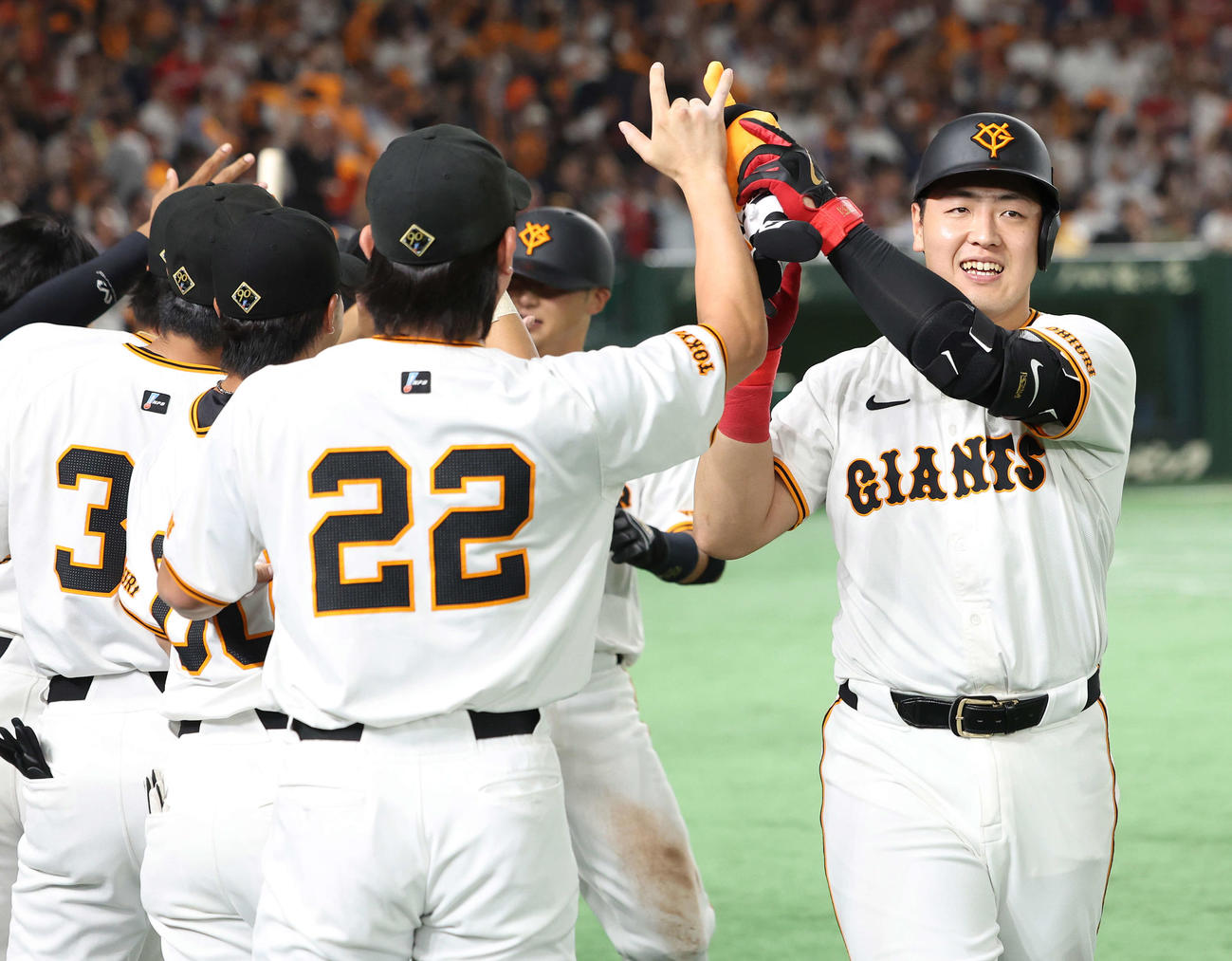 巨人対広島　8回裏巨人無死二、三塁、左越え勝ち越し3点本塁打で生還し、チームメートに迎えられる岡本和（撮影・河田真司）