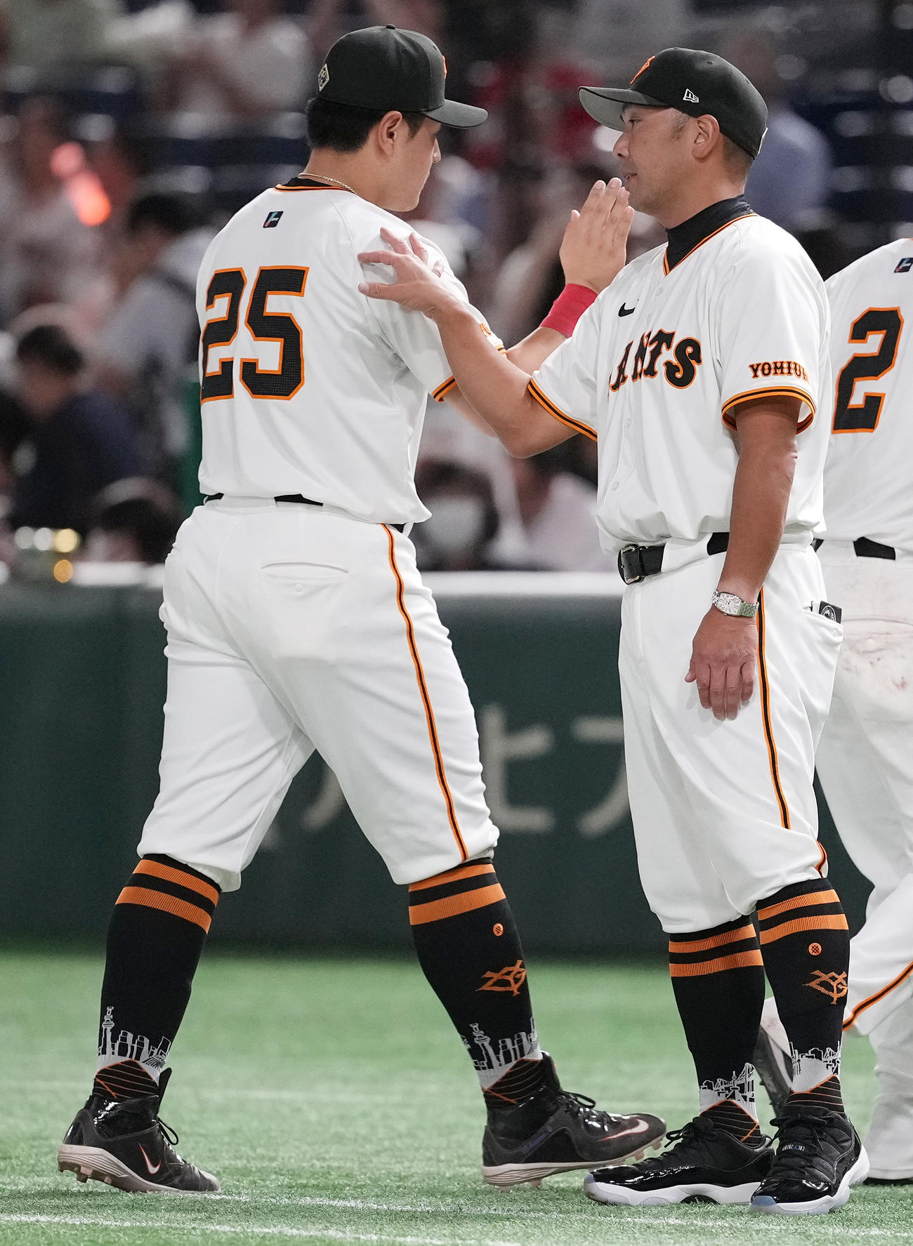 巨人対広島　広島に勝利し、岡本和（左）を迎える巨人阿部監督（撮影・鈴木みどり）