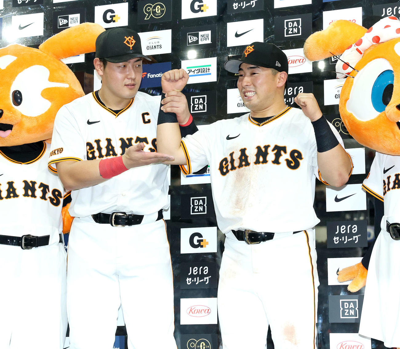 巨人対広島　お立ち台のフォトセッションで浅野（右）をたたえる岡本和（撮影・河田真司）