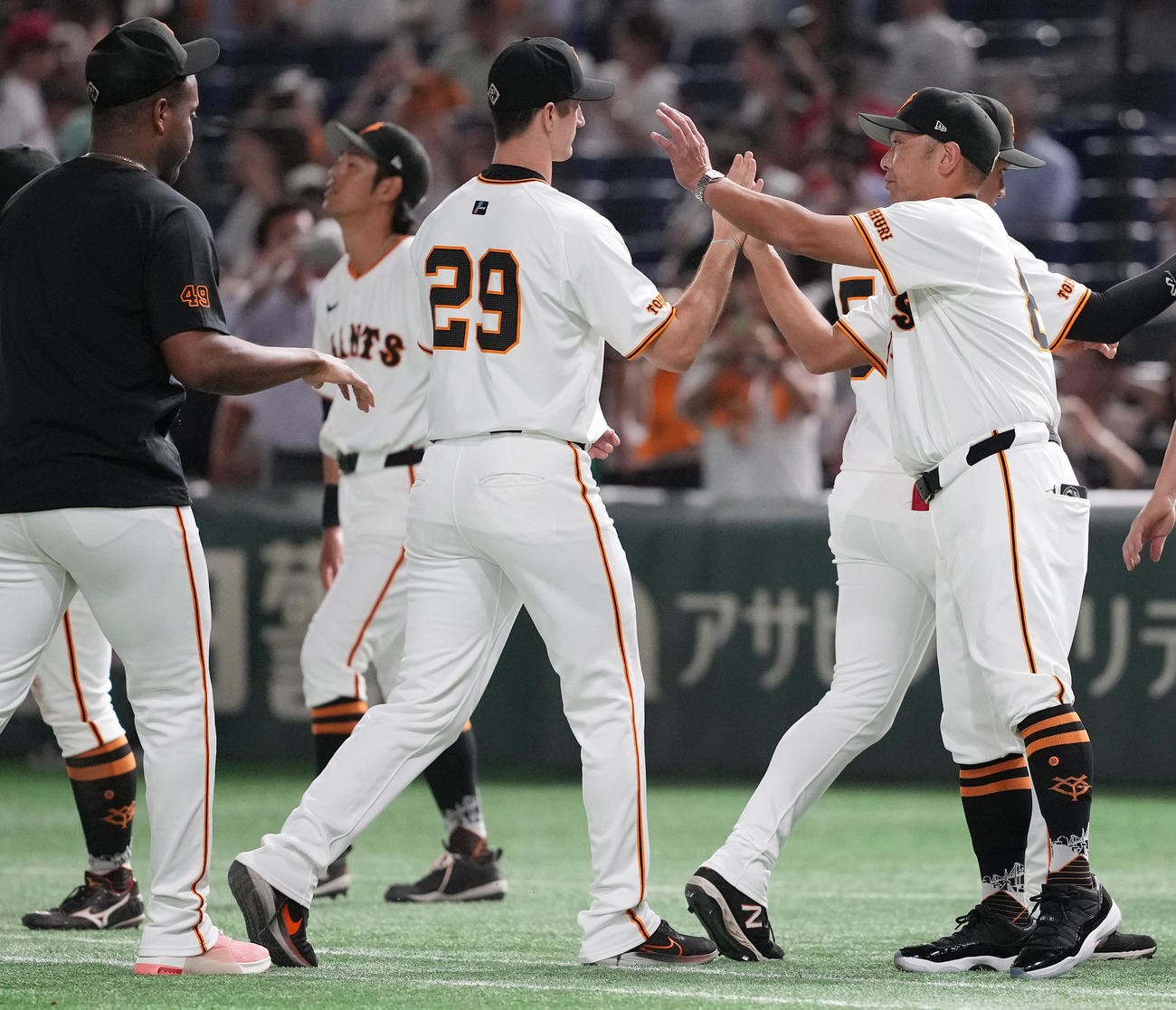 巨人対広島　広島に勝利し、グリフィン（中央）、バルドナード（左）を迎える巨人阿部監督（撮影・鈴木みどり）