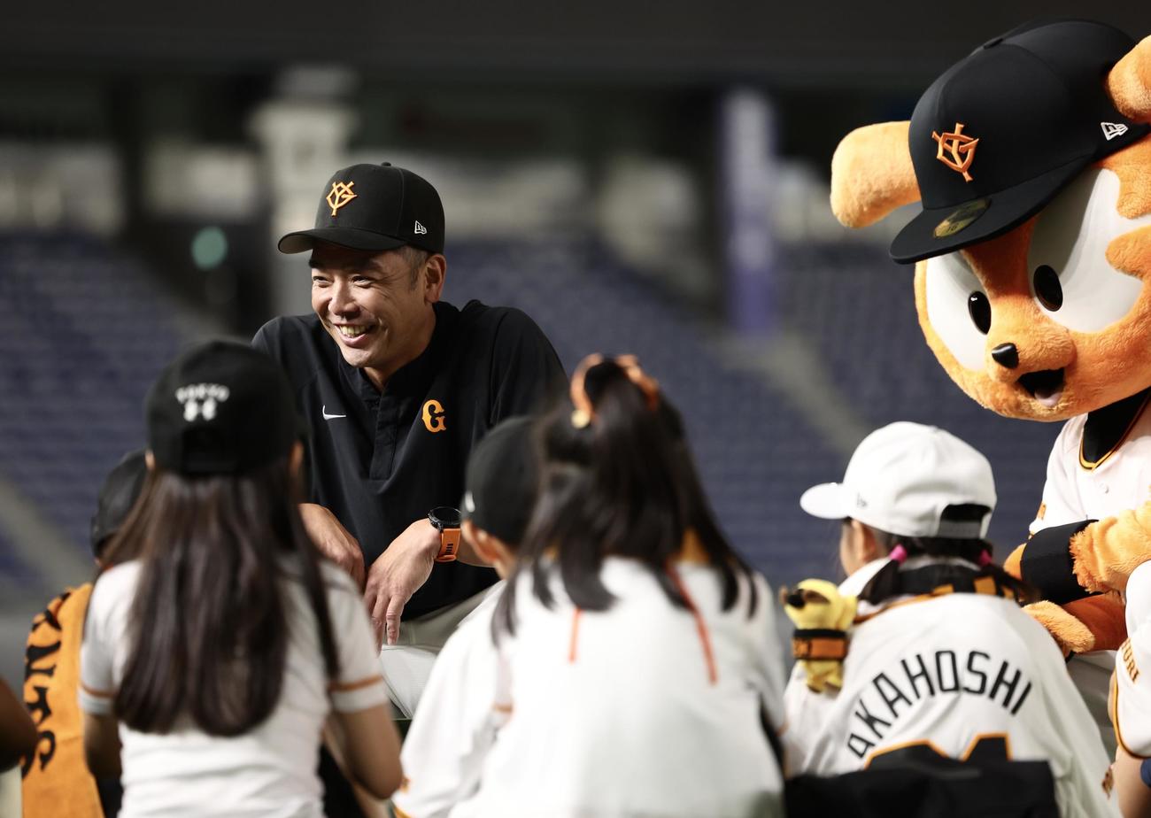 巨人対広島　試合前、子どもたちの質問に答える巨人阿部監督（撮影・河田真司）