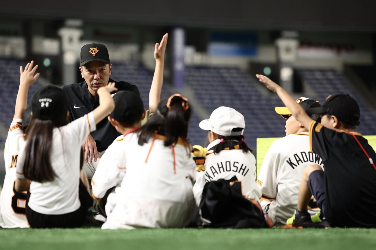 巨人対広島　試合前、子どもたちの質問に答える巨人阿部監督（撮影・河田真司）