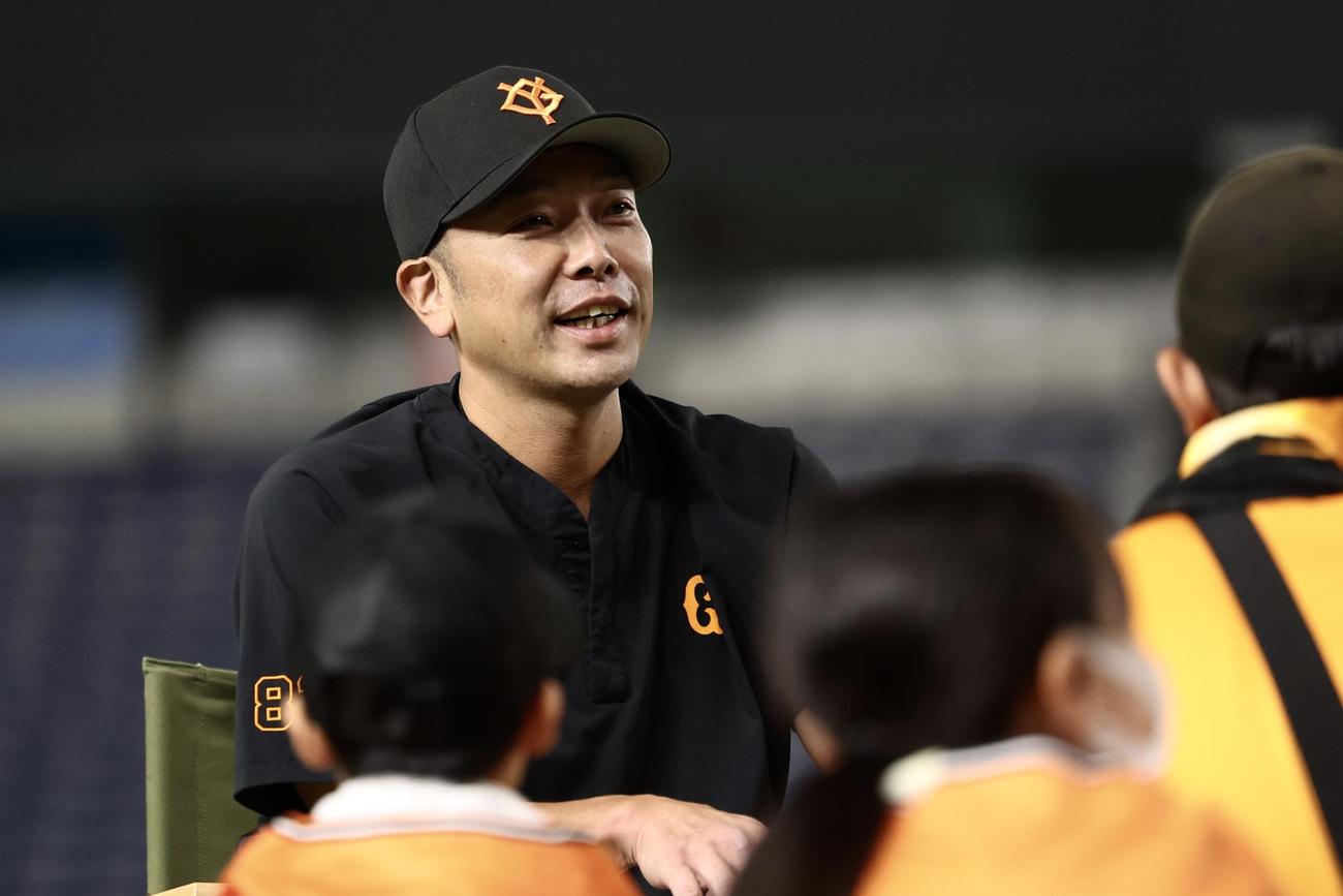 巨人対広島　試合前、子どもたちの質問に答える巨人阿部監督（撮影・河田真司）